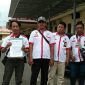 L-KPK DPC Sampang menunjukkan bukti pengaduan dari orang tua korban (kasus dugaan pencabulan dan persetubuhan anak dibawah umur),  dihalaman Mapolres Sampang. 