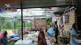 Tampak salah satu rumah warga di Pamekasan atap genting mengalami kerusakan.
