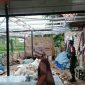 Tampak salah satu rumah warga di Pamekasan atap genting mengalami kerusakan.