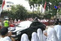 Siswa - siswi terlihat antusias sambut kedatangan Presiden RI (Joko Widodo). 