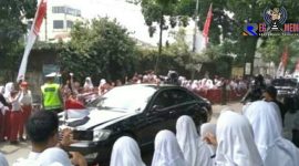 Siswa - siswi terlihat antusias sambut kedatangan Presiden RI (Joko Widodo). 