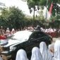 Siswa - siswi terlihat antusias sambut kedatangan Presiden RI (Joko Widodo). 