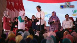 Presiden RI (Joko Widodo) dihadapan masyarakat Cimahi, di Gedung Techno Park. 