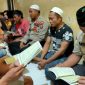 Tampak anggota Satbinmas Polres Sampang berbaur dengan para tahanan sembari membaca ayat suci Al-Qur'an. 