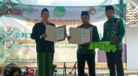 Penyerahan MoU dari Direktur BMT NU Jatim ke pengelola BMT NU Kecamatan Robatal.