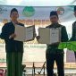 Penyerahan MoU dari Direktur BMT NU Jatim ke pengelola BMT NU Kecamatan Robatal.