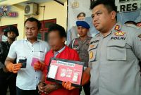 Konferensi Pers; Kapolres Sampang (AKBP.  Didit Bambang Wibowo Saputra) bersama tersangka (MH) dan menunjukkan barang bukti narkoba yang diamankan.