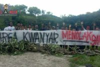Sejumlah warga Kwanyar saat membentangkan spanduk penolakan