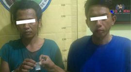 Kedua tersangka saat diminta menunjukkan barang bukti yang dibawa tersangka berupa bungkusan klip narkoba