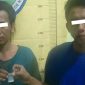 Kedua tersangka saat diminta menunjukkan barang bukti yang dibawa tersangka berupa bungkusan klip narkoba