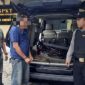 Tersangka ASD diamankan pihak kepolisian. 