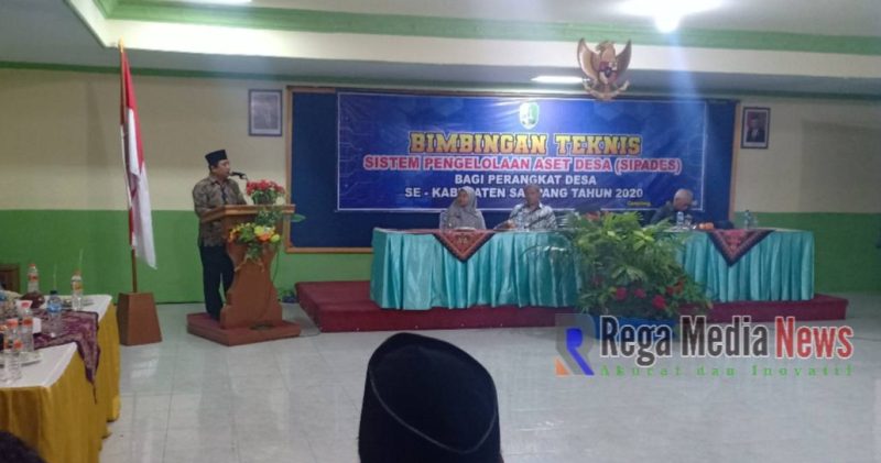 Plt Sekda Sampang Yuliadi Setiawan saat memberikan sambutan pada pembukaan bimtek Sipades Rabu malam