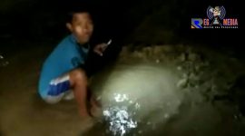 Seorang bocah diketahui warga tengah mencari ikan di jalan rusak/berlubang penghubung Desa Tanggumong dan Desa Paseyan, Sampang. 