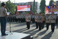Kapolres Pamekasan (AKBP Djoko Lestari) saat pimpin sertijab tiga perwira Polres Pamekasan yang baru dan lama. 