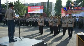 Kapolres Pamekasan (AKBP Djoko Lestari) saat pimpin sertijab tiga perwira Polres Pamekasan yang baru dan lama. 