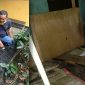 Dari Dinas Lingkungan Hidup (DLH) tengah mengecek langsung sumur milik warga Kihapit Kota Cimahi yang mengeluarkan asap. 