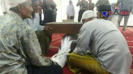 Saat berlangsungnya ritual sumpah pocong di Masjid Madegan, Sampang. 