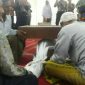 Saat berlangsungnya ritual sumpah pocong di Masjid Madegan, Sampang. 