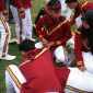 Beberapa personel Marching Band Trunojoyo tengah memberikan pertolongan kepada rekannya yang kesurupan.