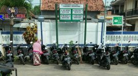 Parkir liar; puluhan motor terlihat terparkir rapi di halaman UPTD Puskesmas Kedungdung, Sampang. 