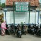 Parkir liar; puluhan motor terlihat terparkir rapi di halaman UPTD Puskesmas Kedungdung, Sampang. 