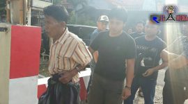 HS (urutan depan) saat digelandang polisi ke Mapolsek Pademawu, Pamekasan. 