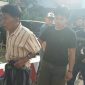 HS (urutan depan) saat digelandang polisi ke Mapolsek Pademawu, Pamekasan. 