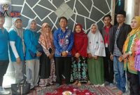 Plt Kepala Dinas Kesehatan Agus Mulyadi (tengah)  pose bersama dengan Laili Nadhifatul Fikriya dikediamannya. 