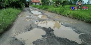 Warga Keluhkan Rusaknya Jalan Poros Kabupaten Di Desa Panggung Sampang