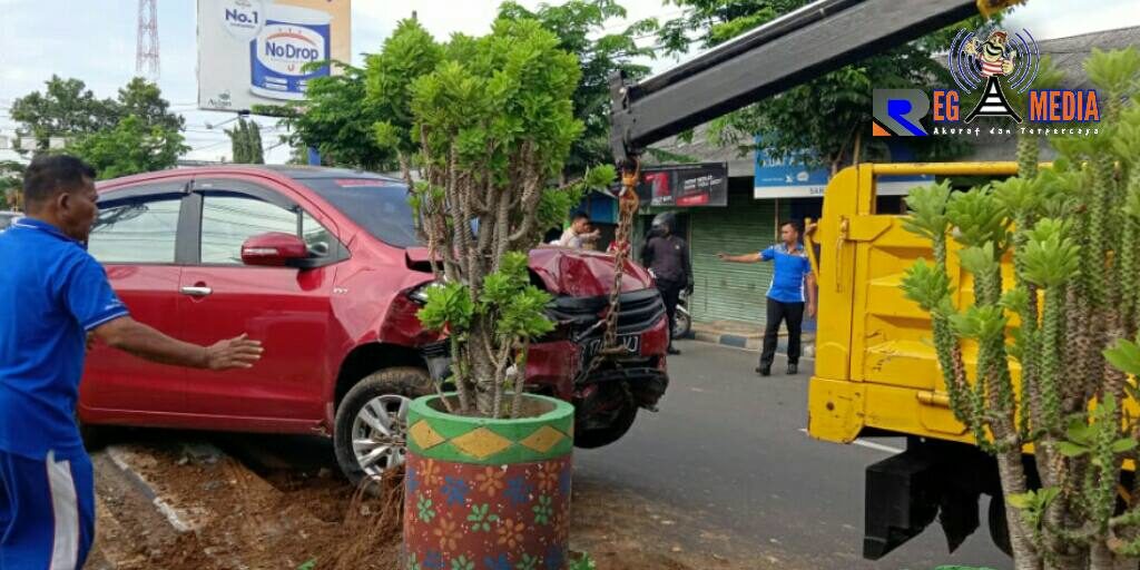 Laka Tunggal, Mobil Ertiga Tabrak Pembatas Jalan Pamekasan