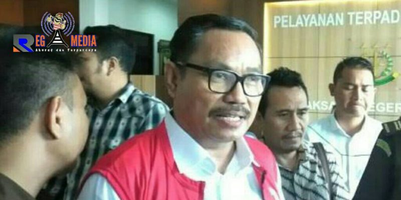 Mantan Kepala Dinas Pendidikan Kab. Sampang M. Jupri Riyadi (memakai rompi tahanan merah). 