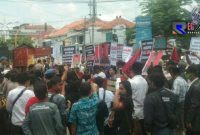 Madura Development Watch (MDW) bersama Ikatan Masyarakat Sokobanah Daya (IMS) saat melakukan unjuk rasa didepan kantor Kejaksaan Negeri Sampang. 