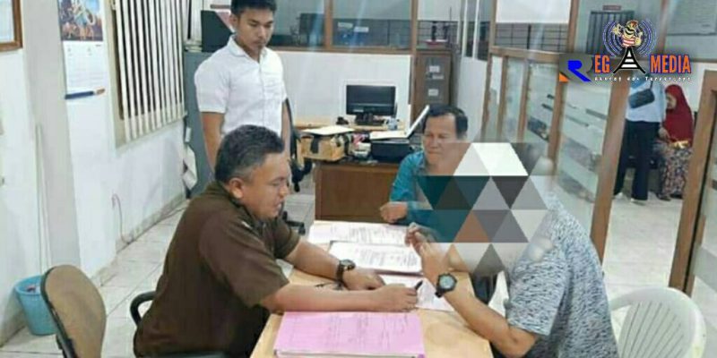 Polisi saat menyerahkan berkas oknum ASN Gorontalo yang terlibat kasus narkotika ke Kejaksaan. 
