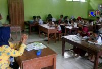 Dua guru SDN Gunung Kesan 1 mengajar dalam satu ruang kelas. 
