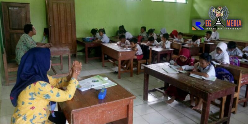 Dua guru SDN Gunung Kesan 1 mengajar dalam satu ruang kelas. 