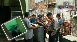 Beberapa warga dan pihak kepolisian setempat sudah ada di tempat penemuan warga yang tewas. 