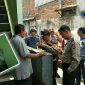 Beberapa warga dan pihak kepolisian setempat sudah ada di tempat penemuan warga yang tewas. 