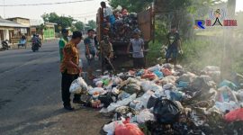 Petugas melakukan pembersihan tumpukan sampah saat akan di angkut ke truck.