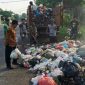 Petugas melakukan pembersihan tumpukan sampah saat akan di angkut ke truck.