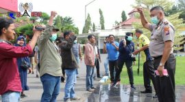 Sejumlah wartawan saat berjemur bersama Kapolres Bangkalan dan jajarannya.