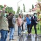 Sejumlah wartawan saat berjemur bersama Kapolres Bangkalan dan jajarannya.