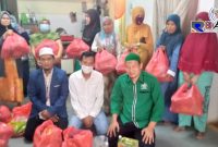 tim Himaka Malaysia saat menyalurkan bantuan sembako Selasa (31/3/20)