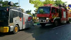 Duet Water Cannon & Damkar Semprot Disinfektan Jalan Protokol Bangkalan