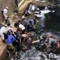 Petugas kebersihan tengah membersihkan limbah pabrik tekstil di aliran sungai Citarum, Cimahi. 