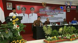 Wakil Bupati Sampang (H. Abdullah Hidayat)  saat menyampaikan sambutannya dalam sosialisasi tentang UUD organisasi  kemasyarakatan.