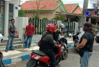 Sejumlah awak media dan warga setempat berada di TKP (mini market) usai insiden perampokan.