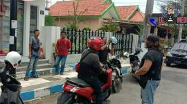 Sejumlah awak media dan warga setempat berada di TKP (mini market) usai insiden perampokan.