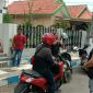 Sejumlah awak media dan warga setempat berada di TKP (mini market) usai insiden perampokan.