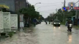 Kondisi Jl. Raya Telang,  Kamal, Bangkalan, tergenang banjir pasca dituruni hujan. 