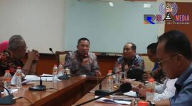 Bupati Sampang saat menemui rombongan dua Ormas di aula Pemkab Sampang